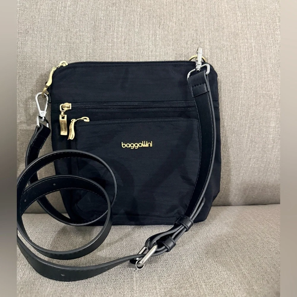 Baggallini Modern Pocket Crossbody - Picture 3 of 10